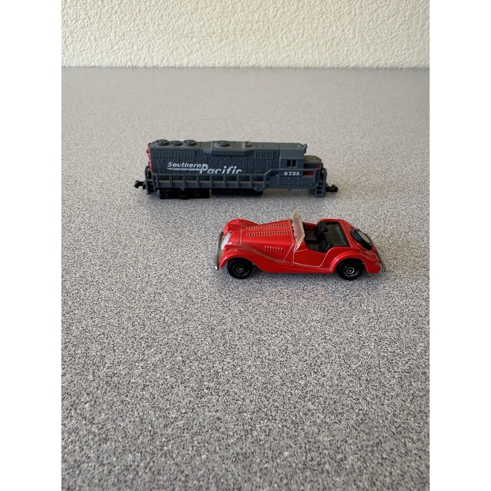 Vintage Miniature Lot Tomica Morgan Plus 8 1977 & Southern Pacific Train 9725